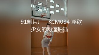 偷窥美容院，美艳少妇带着婴儿过来做脸部保养，保养完了儿子也饿了，背着工作人员露出巨乳喂奶，一嘴吃一手玩！